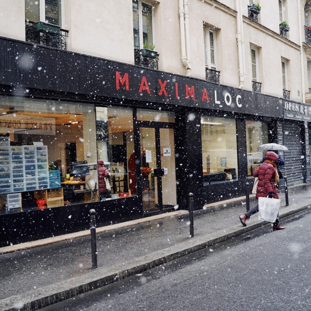 Devanture Maximaloc avec de la neige qui tombe